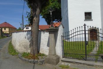 vstupní brána do areálu kostela; po levé straně křížek na kamenném podstavci; pohled od jihozápadu (© Jaroslav Špiroch  06/2022)