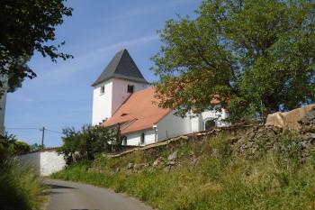 pohled na areál kostela od jihovýchodu (© Jaroslav Špiroch  06/2022)