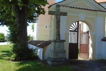 kamenný kříž u vstupní brány do areálu kostela (© Jaroslav Špiroch  07/2022)