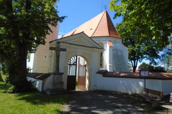 vstupní brána s kamenným křížem od jihovýchodu (© Jaroslav Špiroch  07/2022)