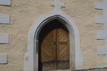 gotický hrotitý vstupní portál do věže (© Jaroslav Špiroch  07/2022)