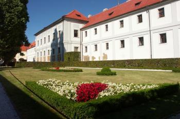 jižní průčelí kláštera ( © Milan Caha 09/2008)