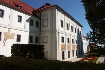 jižní průčelí kláštera ( © Milan Caha 09/2008)