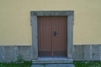 vstupní žulový pravoúhlý portálek na západní straně věže (© Jaroslav Špiroch  06/2022)