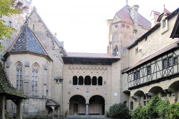 Hrad Kreuzenstein u obce Leobendorf v Dolním Rakousku. (© Pavel Vítek 06/2000)