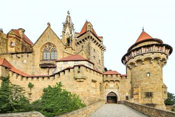 Hrad Kreuzenstein u obce Leobendorf v Dolním Rakousku. (© Pavel Vítek 06/2000)