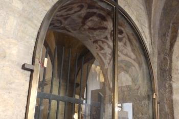 Průchod do kostela (© Johannes Cladis, 08/2015)