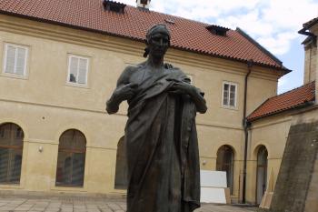 Občanská ctnost od J.V.Myslbeka v rajském dvoře (© Johannes Cladis, 08/2015)