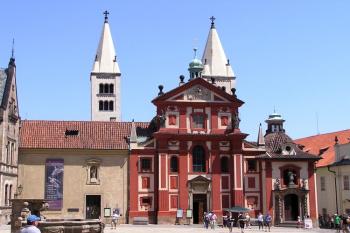 Basilika sv. Jiří s přilehlým klášterem od presbyteria katedrály sv. Víta ( © Jan P. Štěpánek 07/2007)