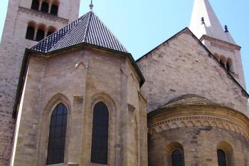 Presbyterium kostela s jižní věží Adam a severní Eva ( © Jan P. Štěpánek 07/2007)