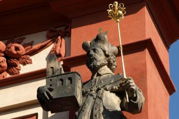 zakladatel kláštera kníže Vratislav I. na římse kaple sv. Jana Nepomuckého ( © Milan Caha 10/2008)