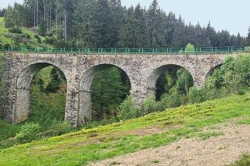 Kamenný viadukt u obce Pernink v Karlovarském okrese. (© Pavel Vítek 06/2020)