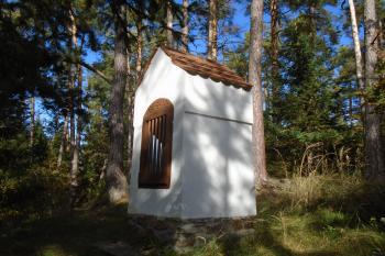 výklenková kaple mezi VI. a VII. zastavením, mimo ní na vrcholu nad bývalým lomem (© Jaroslav Špiroch  10/2022)