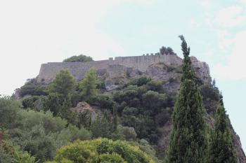 Pohled na hrad z jediné přístupné strany (© Luděk Vláčil  08/2022)