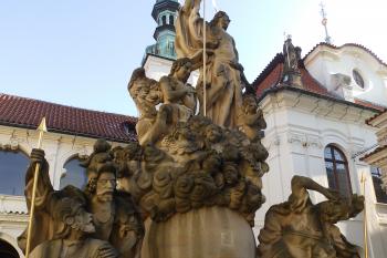 Nádvoří Lorety - kašna Zmrtvýchvstání Páně (Jan Michal Brüderle) (© Johannes Cladis, 01/2017)