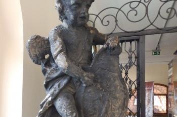 Původní putti z předdvoří (© Johannes Cladis, 01/2017)