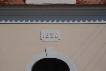 datace nad vstupním portálem (© Jaroslav Špiroch  08/2022)