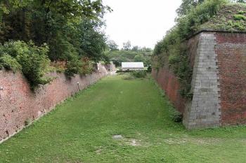 Pohled k retranchementu XVIII, v pravo roh bastionu I ( © Petr Turyna 08/2005)