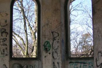 První patro pavilonku bývá obydleno... ( © Petr Turyna 12.3. 2005)