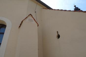 klíčová střílna ve východním štítě sakristie; vlevo ve vrcholu opěráku rožmberská růže (© Jaroslav Špiroch  08/2022)