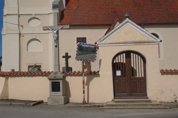 vstupní brána do areálu kostela; po levé straně kamenný kříž na kamenném podstavci; pohled od jihu (© Jaroslav Špiroch  08/2022)