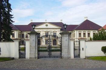 brána do čestného dvora (© Petr Kovařík, 04/2007)