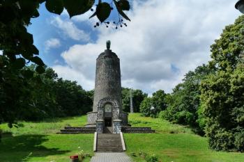 Jubilejní památník bitvy u Chlumce 1813 ( © František Kinař 05/2017)