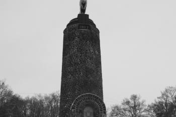 Pomník od jihozápadu ( © Ivan Grisa 01/2010)