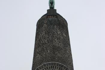 Pomník od jihu ( © Ivan Grisa 01/2010)