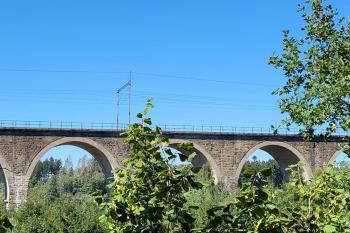 Kamenný železniční viadukt u obce Sázava v okrese Žďár nad Sázavou. (© Pavel Vítek 09/2018)
