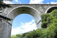 kamenný železniční viadukt