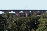 kamenný železniční viadukt