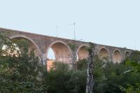 kamenný železniční viadukt