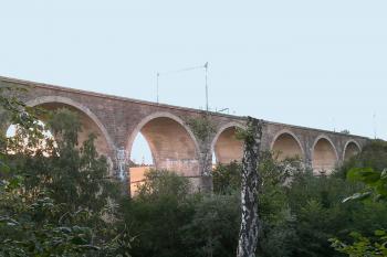 Kamenný železniční viadukt u obce Sázava v okrese Žďár nad Sázavou. (© Pavel Vítek 09/2018)