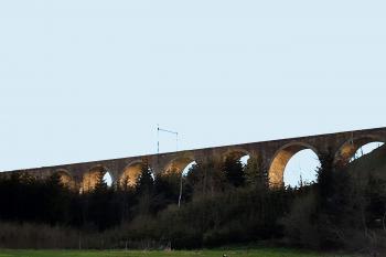 Kamenný železniční viadukt u obce Sázava v okrese Žďár nad Sázavou. (© Pavel Vítek 09/2018)
