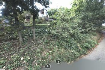 Hrad Chudoba stával při přístupové části k hradu Žampachu,  vlevo v místech budovy. (© 2017 - Seznam.cz / výřez z panoramatického snímku)