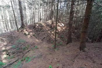 Pohled na západní příkop s vnitřním valem (© Adam Šebesta 09/2022)