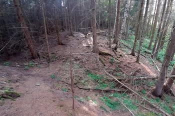 Západní příkop z vnitřního valu (© Adam Šebesta 09/2022)
