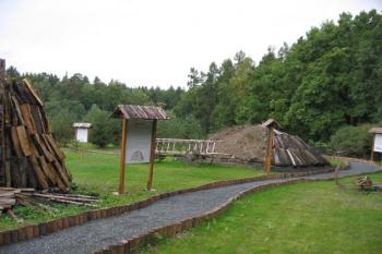 Fáze stavby milíře (©2003 Jiří Čížek)
