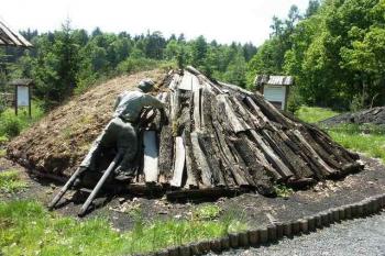 Stavba milíře (© Milan Caha, 05/2007)