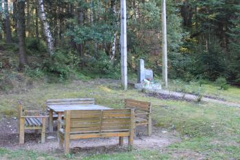 pomník ve Farském lese (© Miroslav Samuel 09/2019)