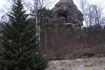 pohled na zříceninu ze hřbitova pod bývalým hradem (© Stanislav Drda, 12/2006)
