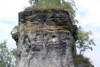 vyšší skalní blok od východu (2003 ©Pavel Zany Komárek)