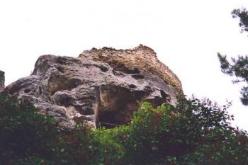 Zbytky obvodových zdí (© Petr Šantrůček 06/2004)