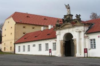 Vstupní brána ( © Petr Turyna 12/2004)