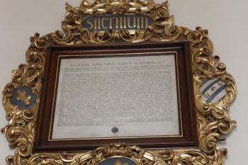 Zasklená barokní kopie zakládací listiny (© Johannes Cladis, 08/2015)