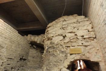 Průchod do krypty (© Johannes Cladis, 08/2015)