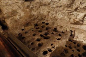 Kůlové jamky po základových pilotech (© Johannes Cladis, 08/2015)