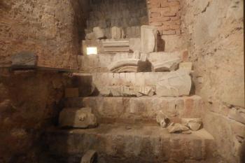 Schody do kostelní lodě (© Johannes Cladis, 08/2015)