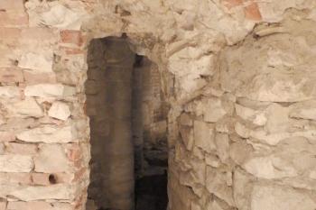 Průchod do románské krypty (© Johannes Cladis, 08/2015)